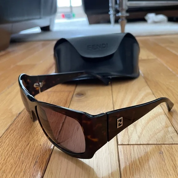 FENDI Tortoise Havana Sunglasses - Picture 3 of 5